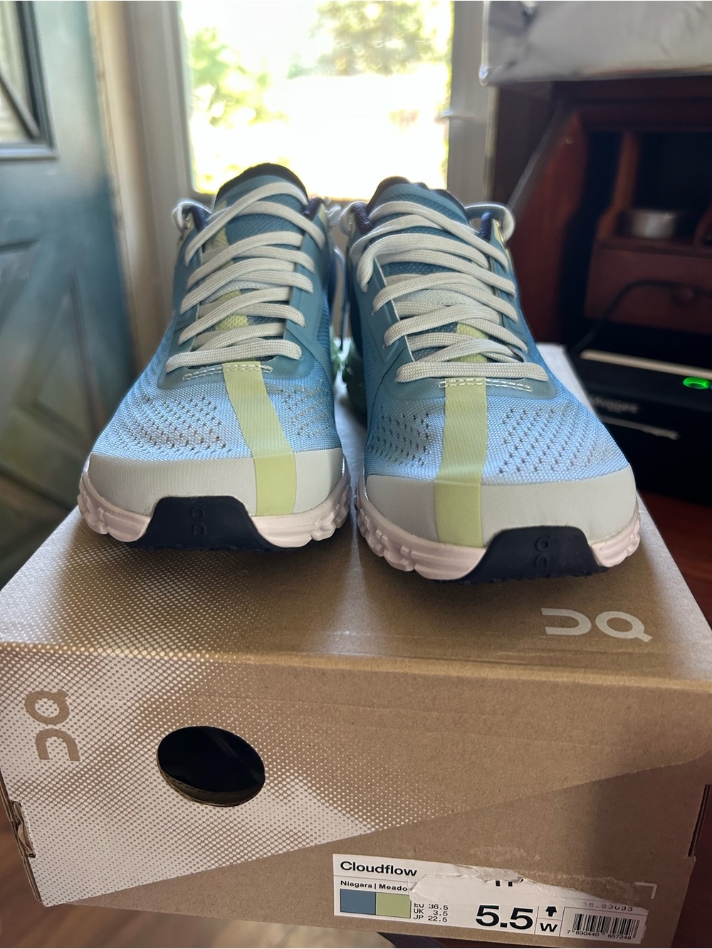 Women’s On Running Cloudflow - Light Blue with Lime Accent